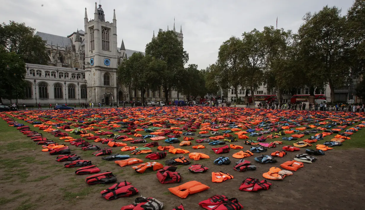 Ribuan jaket pelampung yang pernah dipakai oleh para pengungsi, yang dipajang di dekat Gedung Parlemen London, Inggris, Senin (19/9). Aksi ini untuk memfokuskan KTT PBB tentang Mengatasi Gerakan Besar Pengungsi dan Migran. (Daniel Leal-Olivas/AFP)