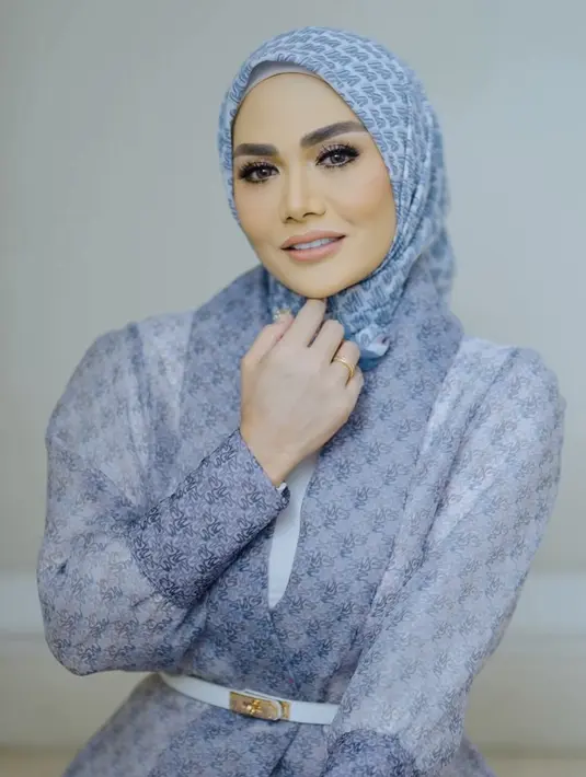 Krisdayanti tampil dengan scarf monogram warna kebiruan. Dengan makeup clean mengenakan lipstik nude dengan bulu mata yang on point.  @vanillahijab