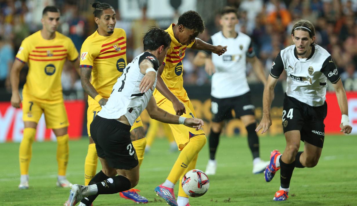 Berlaga di stadion Mestalla, Barcelona berhasil menang 2-1. (AP Photo/Alberto Saiz)