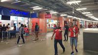 Stadion Nasional Singapura dilengkapi dengan berbagai kedai makanan dan minuman. (Bola.com/Zulfirdaus Harahap)