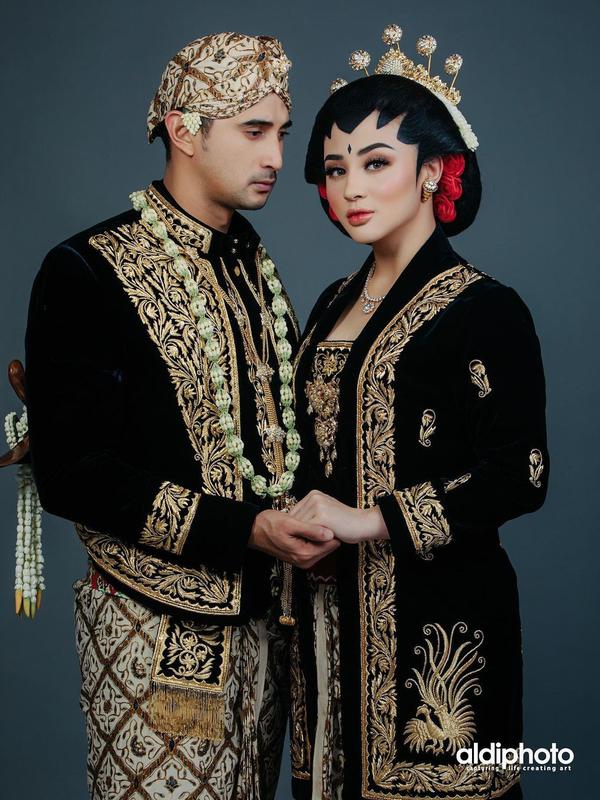 Ali Syakieb dan Margin Wieheerm dalam Busana Adat Jawa (Sumber: Instagram/aldiphoto)