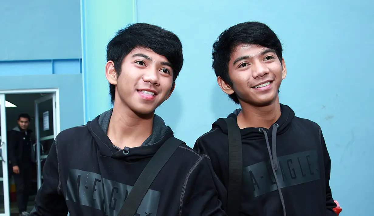 Lantaran memiliki wajah yang sama pula Rizki dan Ridho sering menanggung beban yang justru bukan ditujukan kepadanya. Meski begitu duo kembar ini tetap kompak dengan melakukan hal menyenangkan bersama. (Deki Prayoga/Bintang.com)