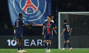 Bek Paris Saint-Germain, Willian Pacho (kiri) dan Warren Zaire-Emery merayakan kemenangan mereka di akhir pertandingan leg pertama babak perempat final Liga Champions 2024/2025 melawan Aston Villa di stadion Parc des Princes, Paris, 9 April 2025 atau Kamis (10/04/2025) dini hari WIB. (FRANCK FIFE/AFP)