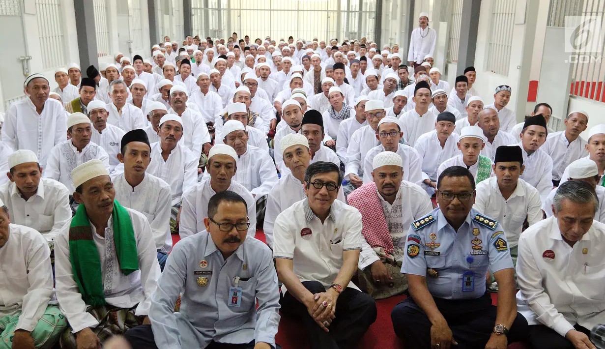 Menteri Hukum dan Hak Asasi Manusia (Menkumham) RI, Yasonna Laoly duduk bersama penghuni Lapas Klas 1 Malang, Senin (5/6). Dalam kunjungannya Yasonna Laoly sekaligus meresmikan pondok pesantren At Taubah di Lapas Klas 1 Malang. (Liputan6.com/JohanTallo)