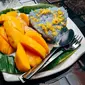 Mango sticky rice atau ketan mangga merupakan salah satu makanan tradisional dari negara Thailand, bukan hanya ketan mangga saja yang menjadi makanan tradisional Thailand yang ikonik (Unsplash/Markus Winkler).
