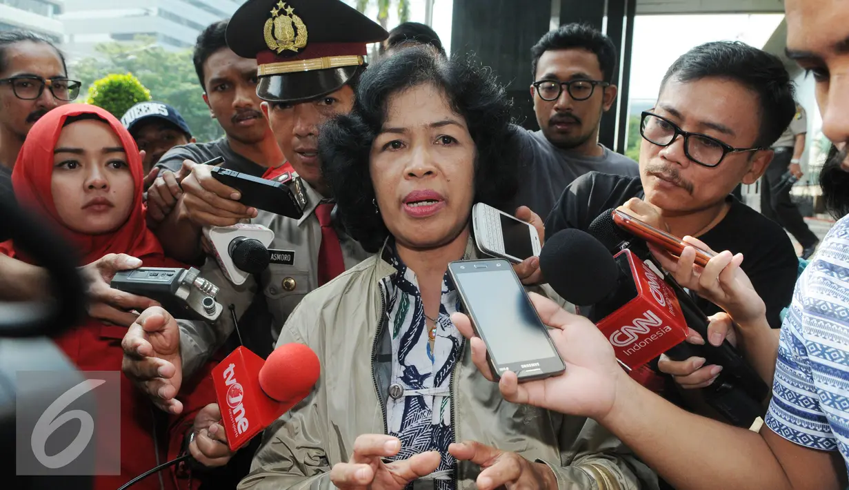 Ketua Pengadilan Negeri Sidoarjo Ifa Sudewi memberikan keterangan pers usai diperiksa KPK, Jakarta, Rabu (22/6). Hakim Ifa diperiksa terkait dugaan kasus suap Panitera PN Jakut untuk tersangka Bertha Natalia Ruruk Kariman.(Liputan6.com/Helmi Afandi)