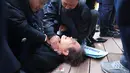 Penyerangan terjadi ketika Lee melakukan sesi tanya-jawab dengan wartawan usai dirinya mengunjungi lokasi pembangunan bandara baru di area Pulau Gadoek, Busan. (YONHAP / AFP)
