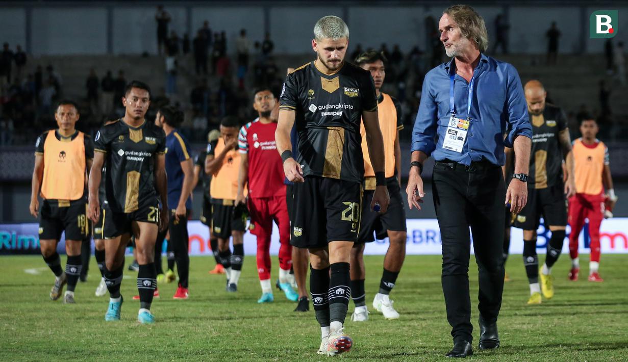 Pelatih Dewa United, Jan Olde Riekerink (kanan) berjalan meninggalkan lapangan setelah menyapa para penggemar yang hadir dalam pertandingan lanjutan BRI Liga 1 2022/2023 melawan Persis Solo di Stadion Indomilk Arena, Tangerang, Sabtu (14/01/2023). (Bola.com/Bagaskara Lazuardi)