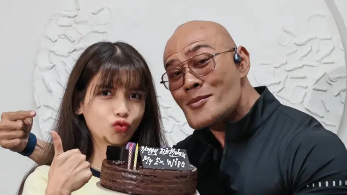 Sabrina Chairunnisa saat Mendapat Kue Ulang Tahun ke-33 dari Deddy Corbuzier [@mastercorbuzier]
