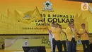 Ketua Umum Partai Golkar, Bahlil Lahadalia (kiri) mengibarkan panji Partai Golkar saat Rapat Pimpinan Nasional (Rapimnas) dan Musyawarah Nasional (Munas) XI Partai Golkar 2024 di Jakarta Convention Center, Rabu (21/8/2024). (Liputan6.com/Herman Zakharia)