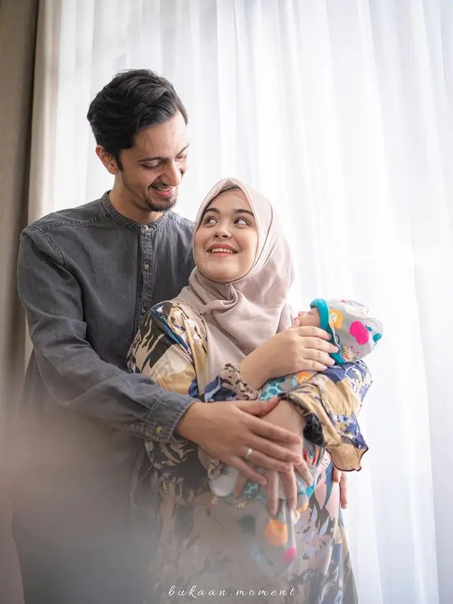 Jadi Ibu, Ini 6 Potret Terbaru Vebby Palwinta Bareng Razi Bawazier