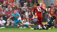 Kiper Arsenal Bernd Leno (kiri) menghalau tendangan striker Liperpool Sadio Mane (kanan) saat bertanding dalam Liga Inggris di Stadion Anfield, Liverpool, Inggris, Sabtu (24/8/2019). Liverpool menang 3-1 dan kukuh di puncak klasemen sementara. (BEN STANSALL/AFP)