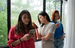 7 Alasan Orang Tidak Suka Bertemu Teman Lama Menurut Psikologi, Tak Selalu karena Benci