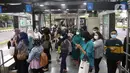 Sejumlah penumpang menunggu bus di Halte Transjakarta Gelora Bung Karno, Jakarta, Kamis (21/10/2021). PT Transportasi Jakarta (Transjakarta) mulai memberlakukan kapasitas angkut pelanggan sebesar 100 persen mulai hari ini. (Liputan6.com/Herman Zakharia)