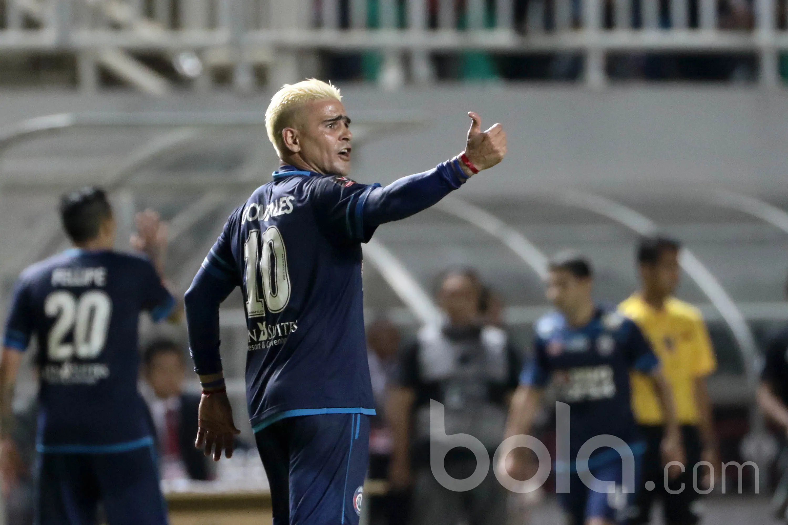 Christian Gozales saat beraksi pada laga final Piala Presiden 2017 di Stadion Pakansari, (12/3/2017). Arema keluar sebagai juara setelah menang 5-1. (Bola.com/Nicklas Hanoatubun)