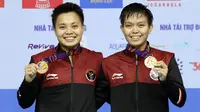 Pasangan Indonesia, Apriyani Rayahu/Siti Fadia, melakukan selebrasi usai menaklukkan wakil Thailand, Benyapa Aimsaard/Nuntakarn Aimsaard, pada laga final cabang olahraga bulutangkis SEA Games 2021 di Bacqiang Gymnasium, Minggu (22/5/2022). Indonesia menang dengan skor 21-17 dan 21-14. (Bola.com/Ikhwan Yanuar)