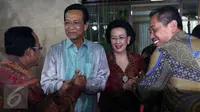 Sri Sultan Hamengkubuwono X (kedua kiri) didampingi Wakil Ketua DPD GKR Hemas saat melakukan Halal Bihalal dengan Warga Yogyakarta yang ada di Jakarta, Minggu (24/7). (Liputan6.com/Johan Tallo)