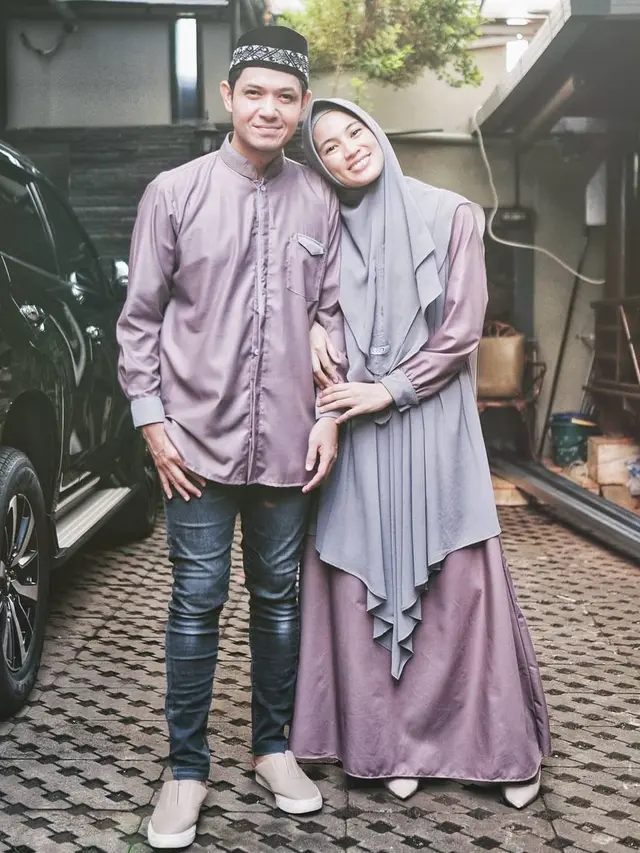 7 Potret Dude Harlino dan Alyssa Soebandono Pakai Baju Couple, Jadi Inspirasi