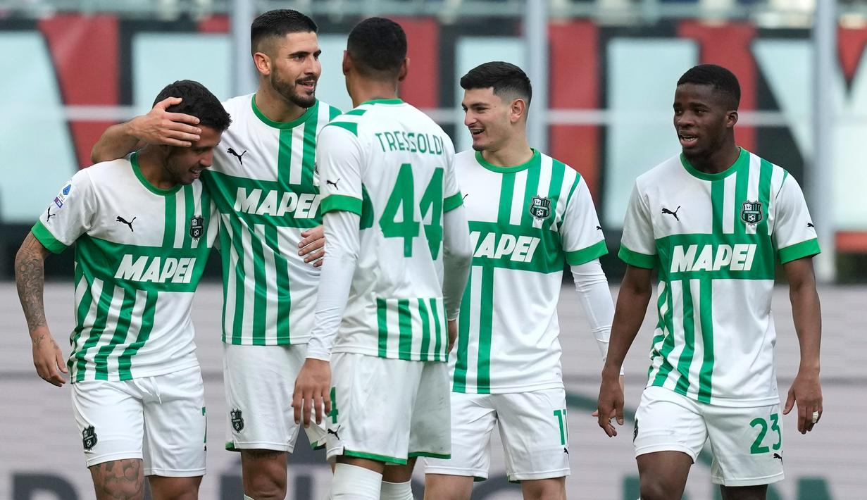 Selebrasi sejumlah pemain Sassuolo setelah Matheus Henrique (kiri) menjebol gawang AC Milan dalam pertandingan pekan ke-20 Liga Italia 2022/2023 yang berlangsung di San Siro, Minggu (29/1/2023). AC Milan dibantai habis-habisan 5-2 oleh Sassuolo di San Siro.  (AP Photo/Antonio Calanni)