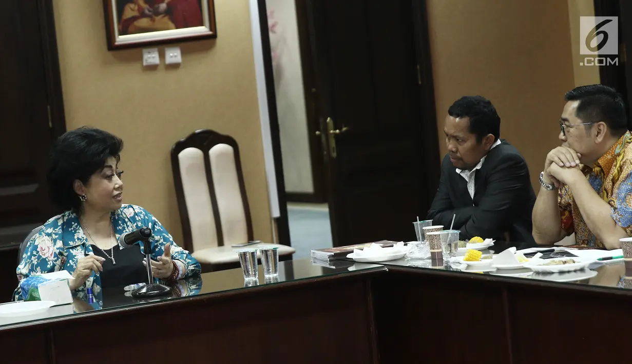 Ketua Umum Walubi Hartati Murdaya berbincang dengan Corporate Secretary SCM, Gilang Iskandar dan Chief Content Officer KLY, Wens Manggut saat silaturahmi ke kantor Walubi di Jakarta, Selasa (13/11). (Liputan6.com/Herman Zakharia)