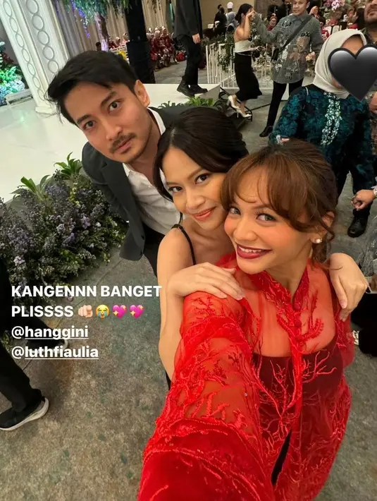 Pasangan muda Hanggini dan Luthfi Aulia turut hadir mengenakan busana serba hitam. [@amelcarla].