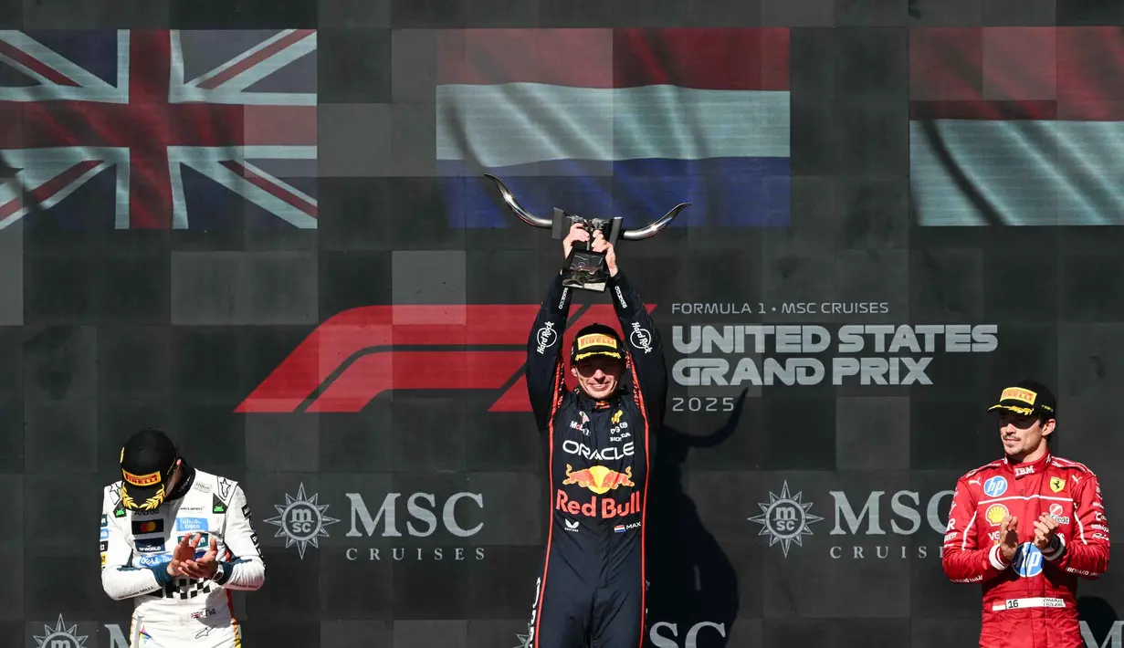 Pembalap tim Red Bull Racing asal Belanda, Max Verstappen (tengah) mengangkat trofi di podium bersama Lando Norris (McLaren, kiri) yang finis di posisi kedua dan Charles Leclerc (Ferrari) yang finis di posisi ketiga, setelah balapan Formula Satu Grand Prix Amerika Serikat di Sirkuit of the Americas di Austin, Texas, pada Minggu 19 Oktober 2025. (RONALDO SCHEMIDT/AFP)
