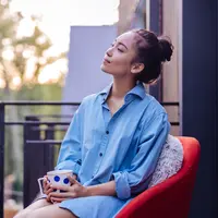 ilustrasi perempuan santai/copyright by YAKOBCHUK VIACHESLAV (Shutterstock)