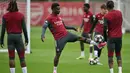 Duel penentu satu tiket final Liga Champions 2025/2026 ini digelar di Emirates Stadium, London, Inggris, pada Rabu (6/5/2026) dini hari WIB. Tampak dalam foto, gelandang Arsenal asal Inggris, Bukayo Saka (tengah), saat mengikuti sesi latihan tim di London Colney, utara London, pada Senin 4 Mei 2026. (Glyn KIRK/AFP)
