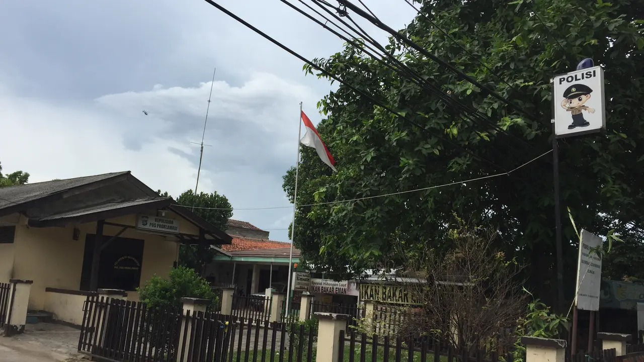 Pos Polisi yang terletak tak jauh dari toko pakaian yang dijarah Geng Jepang. (Liputan6.com/Taufiqurrohman)