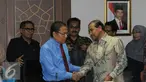 Menteri Koordinator Kemaritiman dan Sumberdaya Rizal Ramli (kedua kiri) bersalaman dengan Nono Sampono usai menggelar pertemuan dengan sejumlah perwakilan masyarakat Maluku di Gedung BPPT Jakarta, Rabu (7/10/2015). (Liputan6.com/Helmi Fithriansyah)