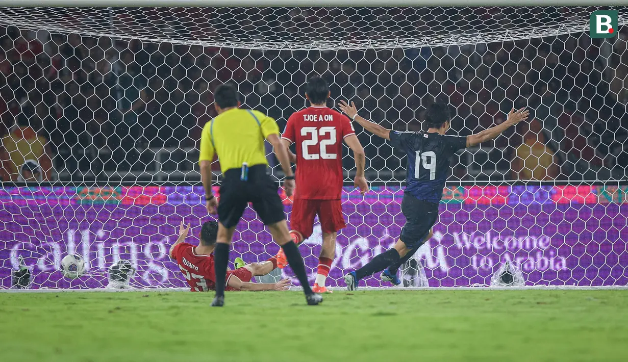 <p>Pemain Jepang, Koki Ogawa (kanan) mencetak gol ke gawang Timnas Indonesia pada laga lanjutan putaran ketiga Grup C Kualifikasi Piala Dunia 2026 di Stadion Utama Gelora Bung Karno (SUGBK), Senayan, Jakarta, Jumat (15/11/2024). (Bola.com/Bagaskara Lazuardi)</p>