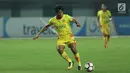 Gelandang Bhayangkara FC, Ilham Udin Armaiyn saat pertandingan melawan Persija pada laga penutup Liga 1 Indonesia di Stadion Patriot Candrabhaga, Bekasi, Minggu (12/11). (Liputan6.com/Helmi Fithriansyah)