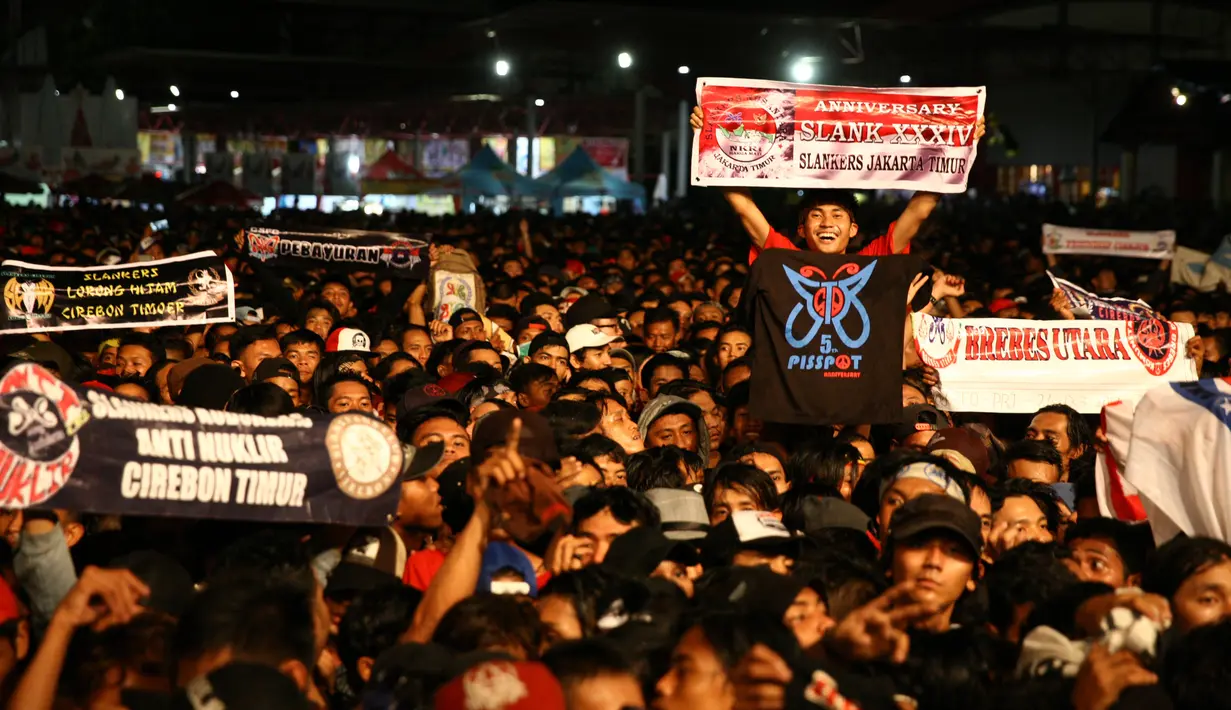 Ribuan slankers sebutan para penggemar musik Slank memadati area konser ulang tahun grup musik idolanya. Grup yang digawangi Kaka dan kawan-kawan itu baru saja menggelar konser ulang tahun ke-34 tahun. (Nurwahyunan/Bintang.com)