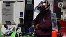 Pengendara mengisi bahan bakar minyak (BBM) ke dalam kendaraannya di sebuah SPBU di Jakarta, Kamis (31/3/2022). PT Pertamina (Persero) akan memberlakukan tarif baru BBM jenis Pertamax menjadi Rp 12.500 pada 1 April 2022. (Liputan6.com/Herman Zakharia)