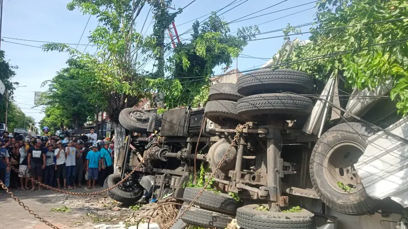 Proses evakuasi truk terguling di kawasan lampu merah Sukowidi Banyuwangi. (Hermawan Arifianto/liputan6.com)