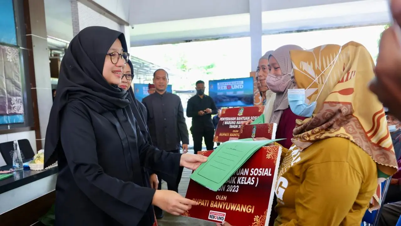 Bupati Banyuwangi Ipuk Fiestiandani serahkan bantuan Warung naik Kelas ke pedagang kecil di Banyuwangi (Istimewa)