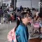 Sejumlah calon penumpang membawa barang mereka menunggu keberangkatan di Bandara Soekarno-Hatta Cengkareng, Banten, Jakarta (9/6). (Liputan6.com/Faizal Fanani)