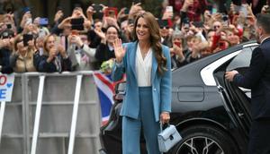 Kate Middleton menyapa warga di Reggio Emilia, Italia. (dok. Marco BERTORELLO / POOL / AFP)