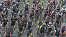 Tim balap sepeda dari dalam dan luar negeri adu kecepatan dalam even Tour de Jakarta 2016, Sabtu (30/7). Tour de Jakarta merupakan balapan di tengah kota dengan jarak tempuh 175,5 km yang terbagi dalam 13 putaran. (Liputan6.com/Immanuel Antonius)