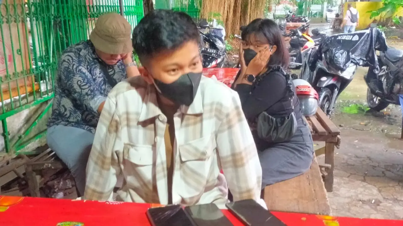 Reynaldi alias Yupi Rere, mengklarifikasi tudingan yang menyebutnya menyamar menjadi seorang pria demi bisa menikahi pasangannya.