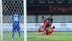 Memasuki babak kedua, Dewa United langsung tampil menekan. Tampak dalam foto, Ady Setiawan (Dewa United) berusaha melewati adangan dua pemain Shan United pada matchday ketiga Grup E AFC Challange League 2025-2026 di Stadion Indomilk Arena, Tangerang, Sabtu (1/11/2025) malam WIB. (Bola.com/M Iqbal Ichsan)