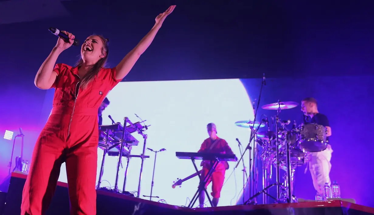 Clean Bandit terlihat menutupi kekurangan personelnya dengan tampil penh energi di konser kedua mereka di ibukota. (Deki Prayoga/Bintang.com)