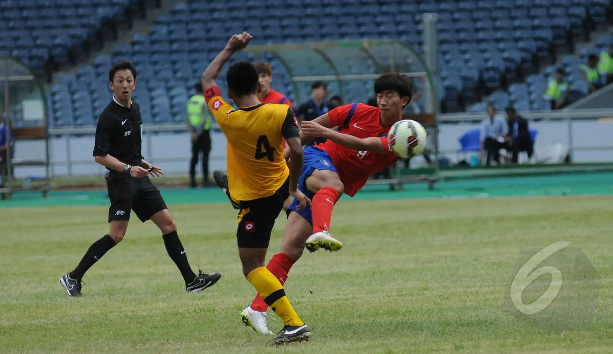 Penyerang Korea Selatan U-23, Kim Hyun (kanan) berebut bola dengan Mohd Asnawi Syazni (Brunei Darussalam) saat laga kualifikasi grup H Piala Asia 2016 di Stadion GBK, Jakarta, (27/3/2015). Korsel unggul 5-0 atas Brunei. (Liputan6.com/Helmi Fithriansyah)