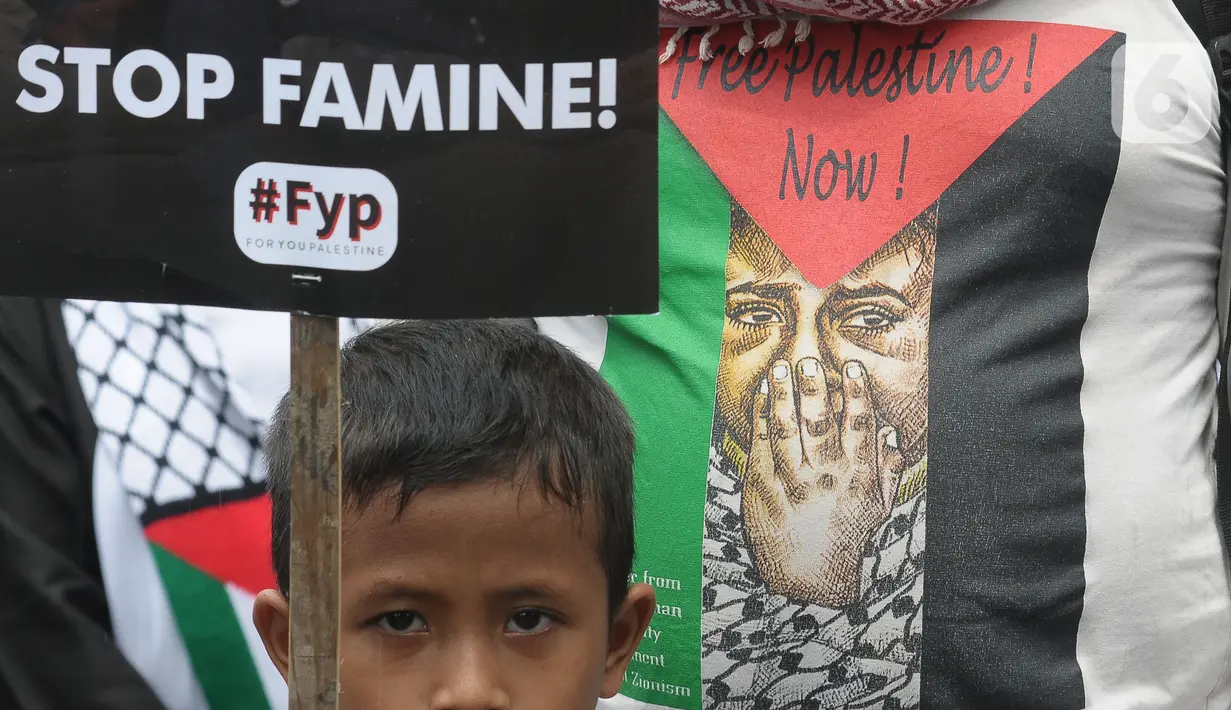 Peserta aksi bela Palestina berunjuk rasa di depan Kedutaan Besar (Kedubes) Mesir, Jakarta, Senin (4/3/2024). (merdeka.com/Imam Buhori)
