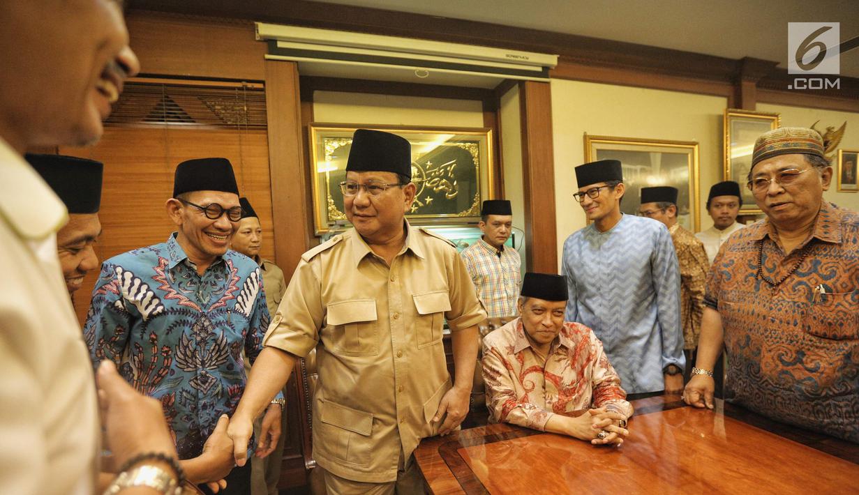 Bakal calon Presiden Prabowo Subianto dan Bakal Cawapres Sandiaga Uno saat bertemu dengan Ketua Umum Pengurus Besar Nahdlatul Ulama (PBNU) KH Said Aqil Siroj di kantor PBNU, Jakarta, Kamis (16/8). (Liputan6.com/Faizal Fanani)
