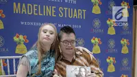 Model Madeline Stuart foto dengan penggemarnya saat meet and greet di Jakarta, Rabu (20/3). Madeline dianggap sebagai fenomena dunia modelling yang bisa mengubah pandangan dunia mengenai inklusivitas. (Liputan6.com/Faizal Fanani)