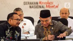 Menteri Koordinator Bidang Pembangunan Manusia dan Kebudayaan (Menko PMK) Muhadjir Effendy (kanan) bersama Menteri Agama Yaqut Cholil Qoumas saat Rapat Koordinasi Tingkat Menteri (RTM) terkait persiapan Natal 2023 dan Tahun Baru 2024 di Jakarta, Senin (11/12/2023). (Liputan6.com/Angga Yuniar)