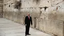 Wakil Presiden AS Mike Pence mengunjungi Tembok Barat Yerusalem (23/1). Pence menegaskan kembali pernyataan Presiden AS Donald Trump tentang Yerusalem pada tanggal 6 Desember sebagai ibu kota Israel. (AFP Photo/Thomas Coex)