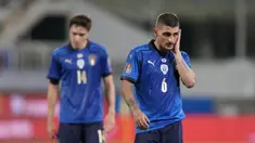 Pemain Italia Marco Verratti (kanan) dan Federico Chiesa berjalan di ujung lapangan saat melawan Bulgaria pada pertandingan sepak bola Grup C kualifikasi Piala Dunia 2022 di Stadion Artemio Franchi, Florence, Italia, Kamis (2/9/2021). Pertandingan berakhir dengan skor 1-1. (AP Photo/Luca Bruno)
