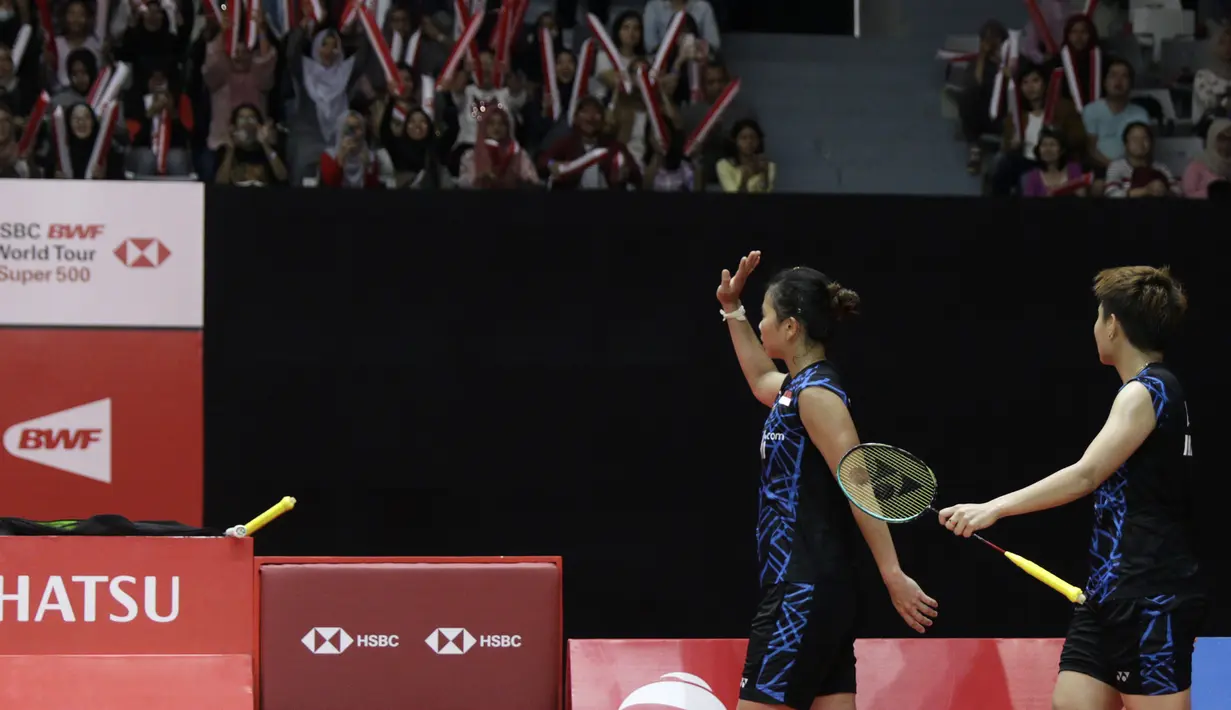 Ganda putri Indonesia, Greysia Polii / Apriyani Rahayu, menyapa suporter usai dikalahkan ganda Jepang pada Indonesia Masters 2019 di Istora Senayan, Jakarta, Sabtu (26/1). Greysia / Apriyani gagal ke final. (Bola.com/Yoppy Renato)
